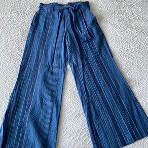 Adorable wide leg pant with tie belt.